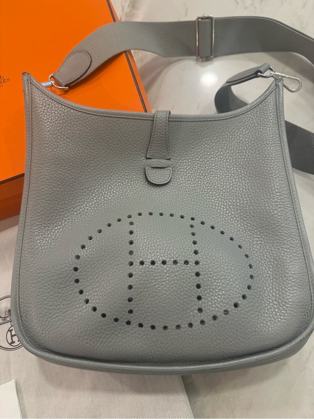 Hermes Evelyne III 29 Taurillon Clemence Gris Crossbody Bag w/ Adjustable Strap - Picture 2 of 7